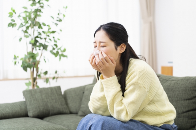 鼻水をかむ女性